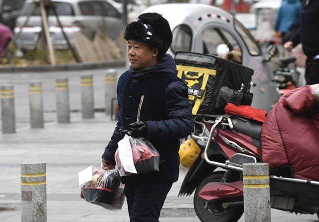 大风伴冬雨京城冬意渐浓市民出行添厚衣