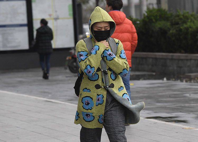 大风伴冬雨京城冬意渐浓市民出行添厚衣