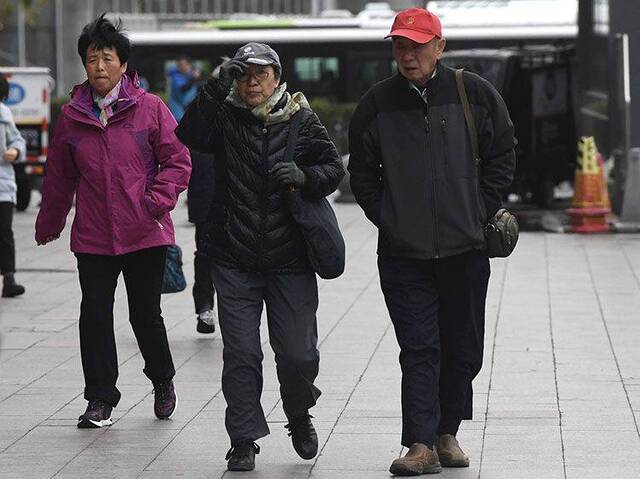 大风伴冬雨京城冬意渐浓市民出行添厚衣