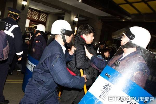 “太阳花学运”期间占领“行政院”运动爆发警民冲突。（图片来源：台湾“东森新闻云”）