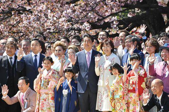 4月13日，安倍在东京召开赏樱会（东方IC）