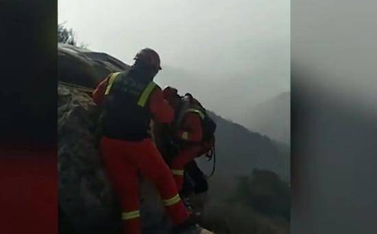 据消防员描述，男子滑落后被卡位置距离崖顶约4米。受访者供图