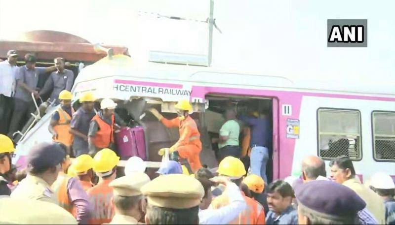印度两列火车站台内相撞 至少12人受伤