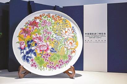 特色陶瓷作品亮相科技馆特展厅 中国各季节花卉点缀瓷盘
