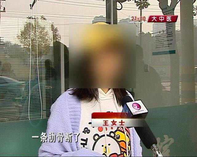 孕妇遭大狗围困 手牵小狗被咬断肋骨脾脏破裂(图)