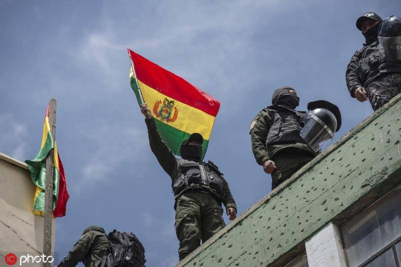 11月9日，拉巴斯也有警察站在警局的屋顶挥舞国旗抗议图源：IC Photo