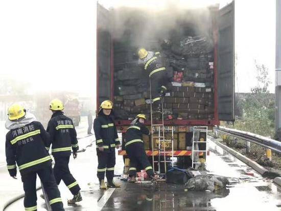 你的快递可能着火了 大广高速一辆快递车起火燃烧