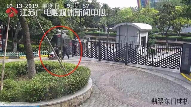 订单只剩2分钟超时 外卖员打晕保安掰折民警手指