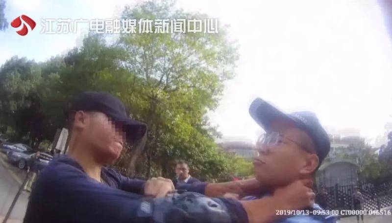 订单只剩2分钟超时 外卖员打晕保安掰折民警手指