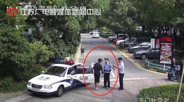 订单只剩2分钟超时 外卖员打晕保安掰折民警手指