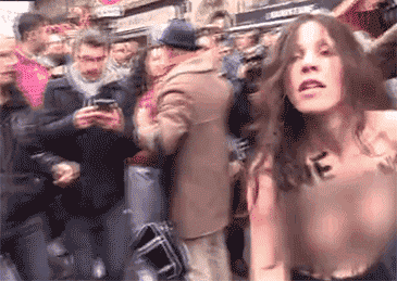 巴黎万人游行现场 女权主义者裸露上身表达不满