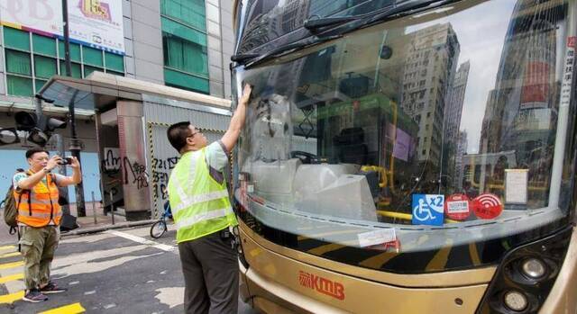 暴徒破坏街道市民自发清理：不忍心香港搞成这样