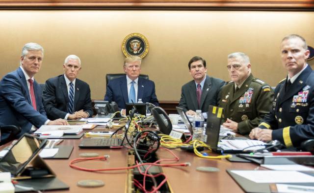 特朗普观看突袭IS头目行动，身边坐着美防长马克·埃斯珀、参谋长联席会议主席马克·米利等人。（东方IC）