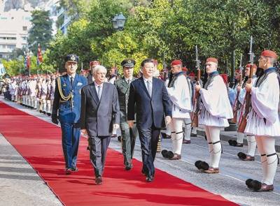 当地时间11月11日，国家主席习近平在雅典同希腊总统帕夫洛普洛斯会谈。这是会谈前，帕夫洛普洛斯为习近平举行隆重欢迎仪式。新华社记者谢环驰摄