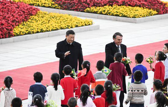 图为2019年10月25日，习近平在人民大会堂东门外广场为到访的巴西总统博索纳罗举行欢迎仪式。在巴西出席金砖国家领导人会晤期间，习主席还将同博索纳罗总统举行会谈。这将是一个月内两国元首再次互动。新华社记者高洁摄