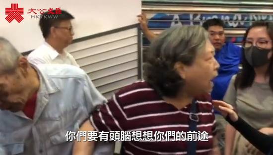 正义阿婆怒斥暴徒劣行：自己人打自己人 有何意义