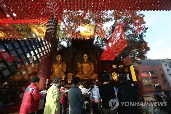 10日，家长在韩国曹溪寺为学生祈愿。（韩联社）