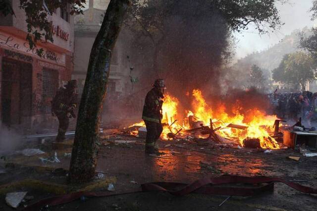 智利骚乱蔓延：示威者火烧酒店 攻击阿根廷使馆