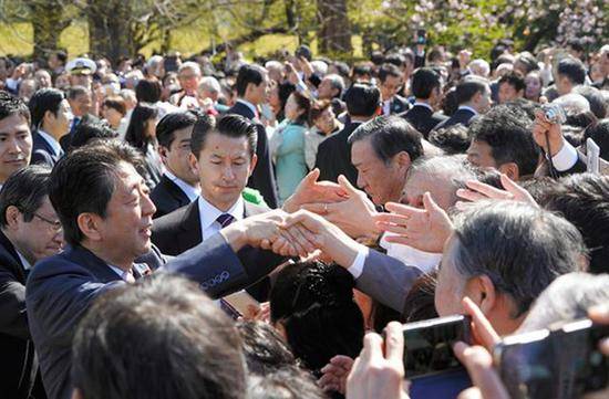 刚道歉又被查公款招待 安倍今后恐难安心“赏樱”