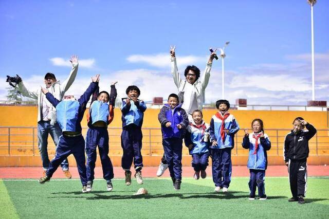 西藏特殊儿童艺术作品公益展在京开幕
