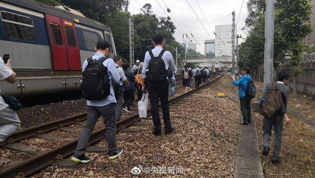 暴徒闯入车厢纵火 港铁遭破坏7条线严重延误(图)