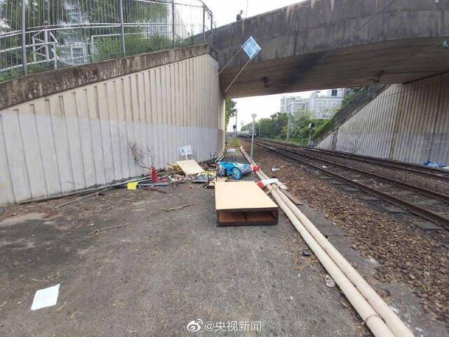 暴徒闯入车厢纵火 港铁遭破坏7条线严重延误(图)