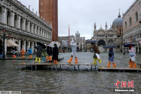 恶劣天气席卷意大利 罕见浪潮“淹没”威尼斯