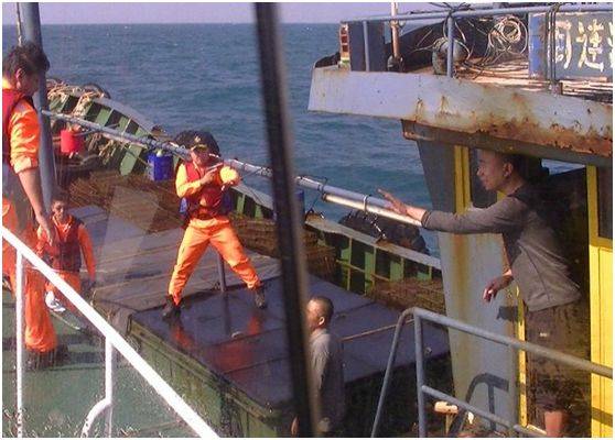 台“海巡队”扣押一艘大陆渔船，图片来源：香港“东网”