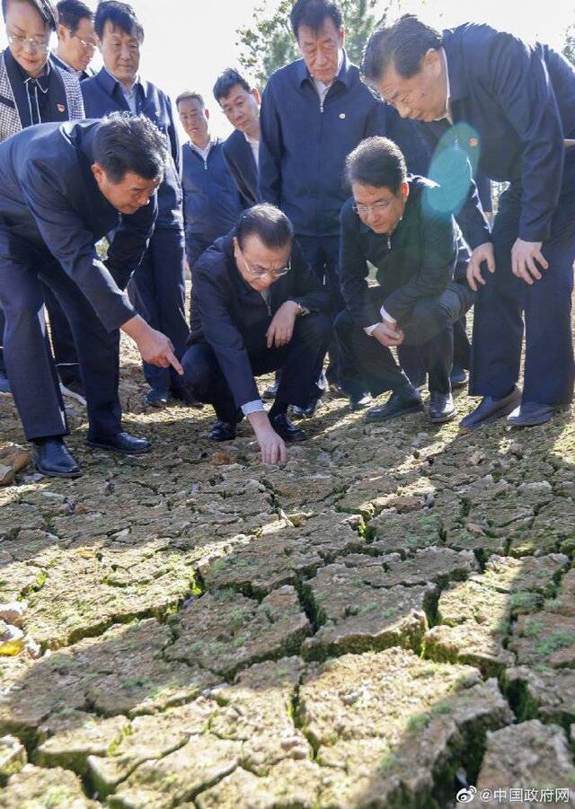 李克强在江西水库边抠起一块泥：这旱得可不轻啊