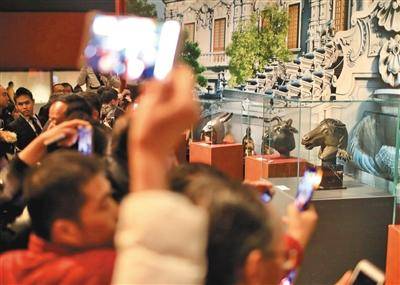 昨日，中国国家博物馆，观众在观看马首铜像。本版摄影/新京报记者浦峰