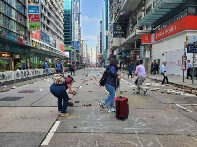 香港市民清理路障现场图自港媒