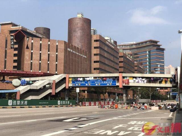 警方形容暴徒的行为向恐怖主义又走近一步。图为暴徒在香港理工大学天桥向下投掷杂物封锁过海隧道。（大公文汇全媒体记者摄）