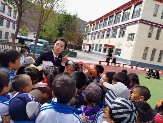 法治进校园全国巡讲 为了孩子脸上格桑花般的笑容