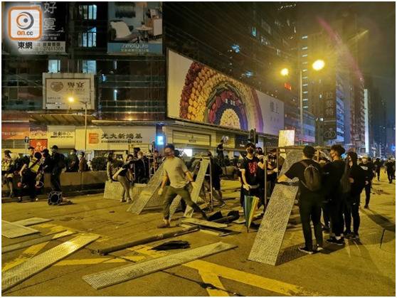 11月13日晚，香港暴力分子在弥敦道近雅兰街堵路（图片来源：香港“东网”）