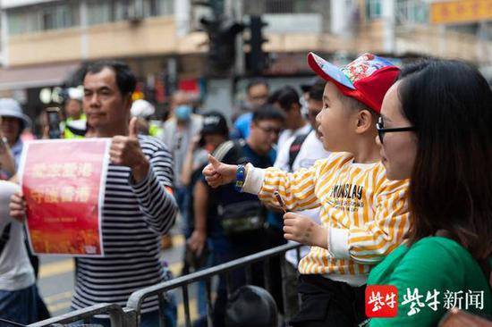 香港市民元朗集结 支持警察为正义发声