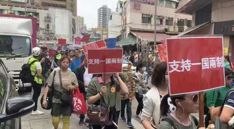 香港市民举办“撑警”游行：五个月来饱受暴力示威折磨