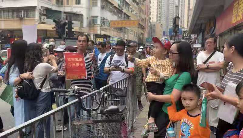 香港市民举办“撑警”游行：五个月来饱受暴力示威折磨