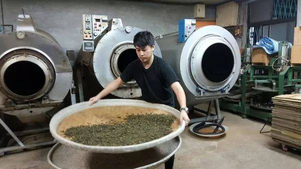 ▲资料图片：2016年12月1日，在厦门创业的台湾青年在制作茶叶。（新华社）