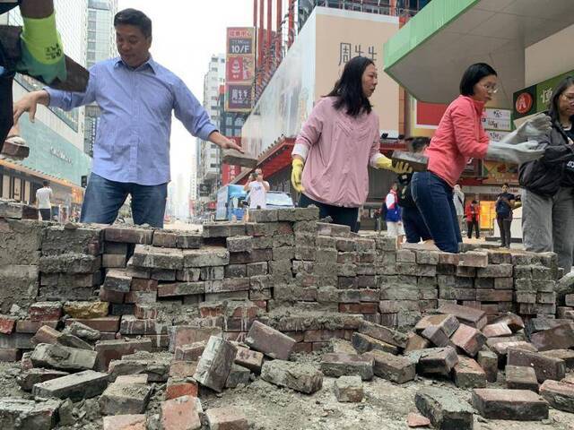 香港市民今早自发上街清理路障：每个人都想上班