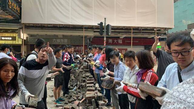 香港市民今早自发上街清理路障：每个人都想上班