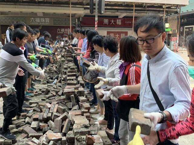 香港市民今早自发上街清理路障：每个人都想上班