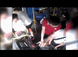 公交司机遭乘客殴打致车辆失控 一高中生挺身而出
