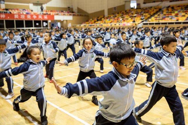 舞龙、武术、跳绳、广播操 黑芝麻胡同小学学生展雄姿