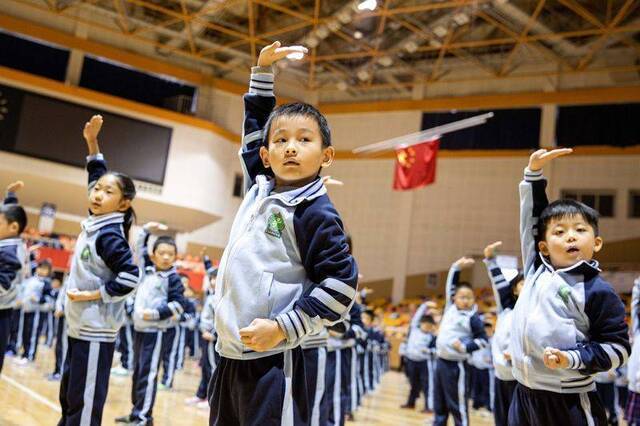 舞龙、武术、跳绳、广播操 黑芝麻胡同小学学生展雄姿