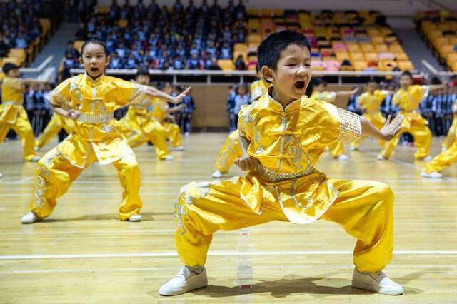 舞龙、武术、跳绳、广播操 黑芝麻胡同小学学生展雄姿