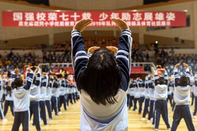 舞龙、武术、跳绳、广播操 黑芝麻胡同小学学生展雄姿