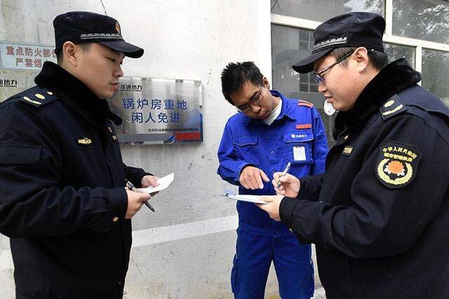 保障室温达到18℃以上 来广营城管检查辖区供热单位