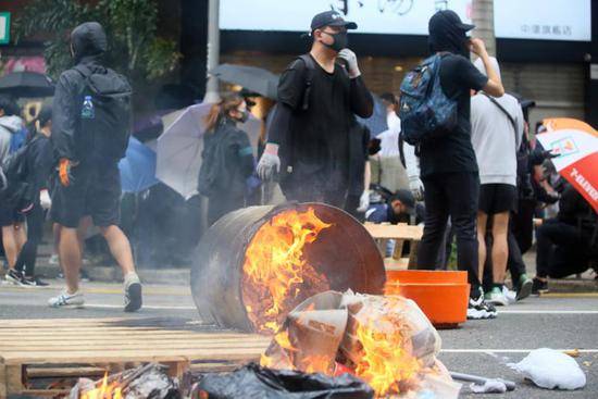 香港暴徒持续打砸整个城市，严重破坏社会安宁及秩序。（图源：大公网）