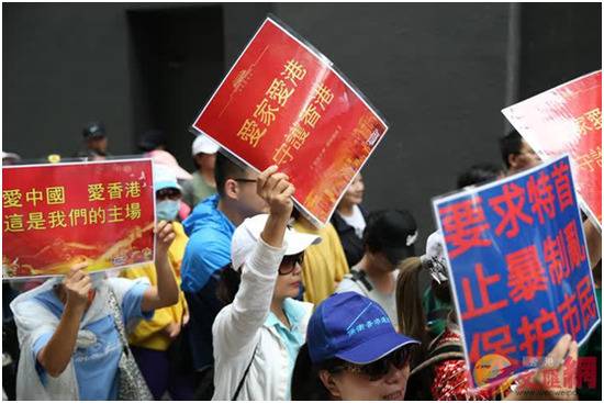 香港市民元朗游行撑警执法 96岁抗战老兵走上街头