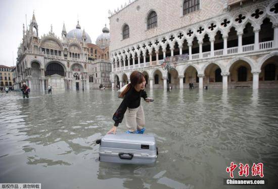 图为意大利威尼斯圣马克大教堂遭“倒灌”。威尼斯主干道上，洪水像河流一样涌动漫过石头铺成的人行道。